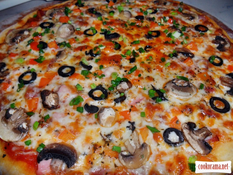 Піца з шинкою, сервелатом, грибами і сиром моцарела