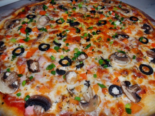 Пицца с ветчиной, грибами, моцареллой