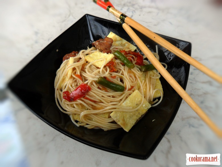 Somen noodles with chicken, vegetables and omelette