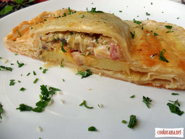 Cake of puff pastry stuffed with chicken, mushrooms, bacon, potatoes