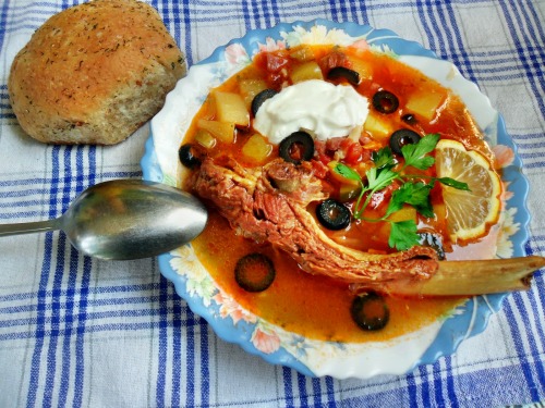 Meat solyanka and garlic pampushki