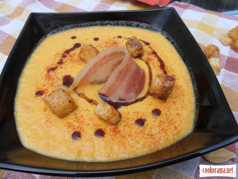 Creamy pumpkin soup with bacon and croutons