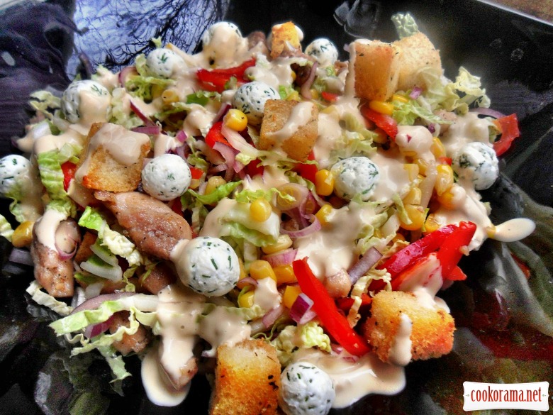 Гріховно смачний салат з пекінської капусти, курки, крутонами, і оригінальною заправкою