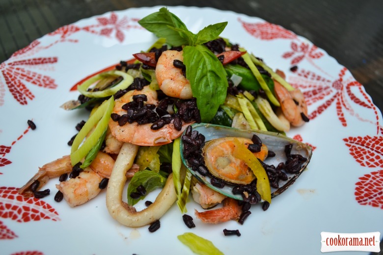Seafood salad with rice Nerone, seasoned with pumpkin oil