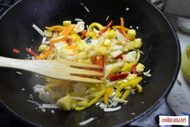 Flatfish in batter, in sweet&#39;n&#39;sour sauce with spicy rice