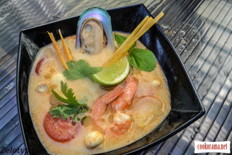 Тайский суп Том Ям с лапшой, морепродуктами и курицей