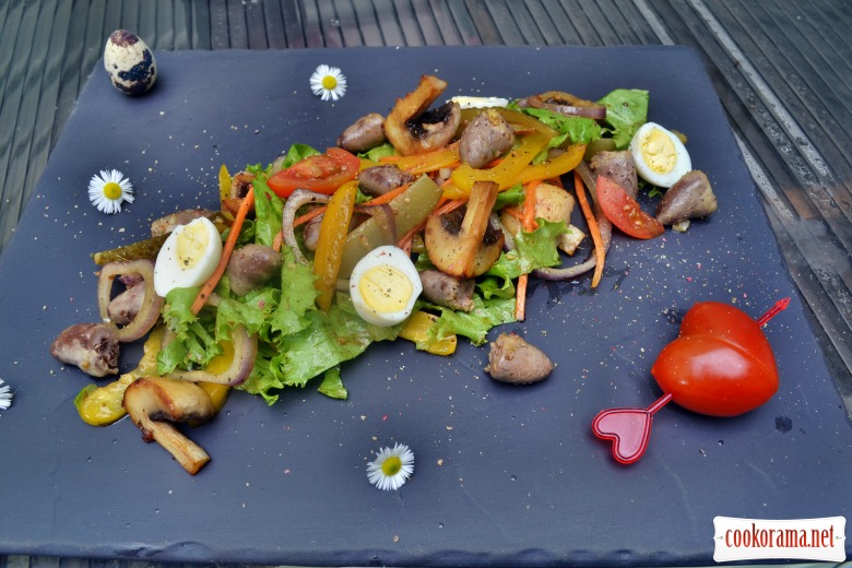 Салат с нежными куриными сердцами, имбирём, перепелиными яйцами, грибами