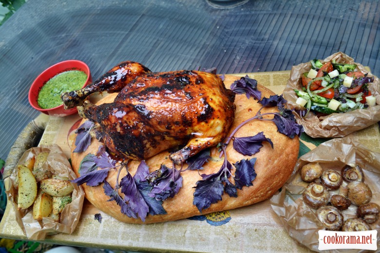 Курица в соусе барбекю, на кавказском лаваше, с запечеными шампиньонами, картофелем с прованскими травами, салатом со свежих овощей с тыквенным маслом