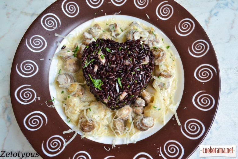Чёрный рис с мини каракатицами и грибами, в сметанно-медовом соусе