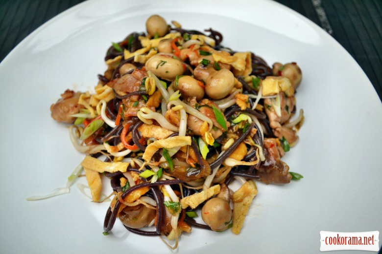 Black Japanese noodles with chicken, mushrooms, soy sprouts