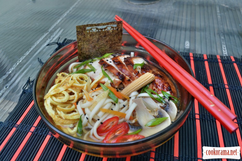 Японский суп рамен, на тройном бульоне, с курицей хойсин