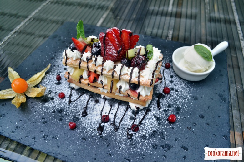 Millefeuille with berries and fruit, with mixed cream and mascarpone