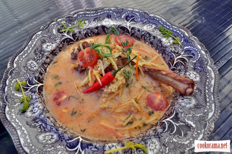 Cream-mint soup with lamb and bulgur