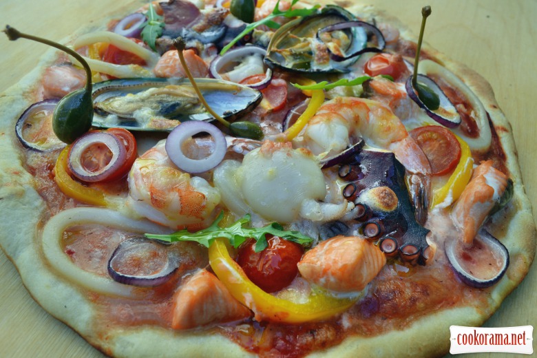 Пицца с морепродуктами, приготовленная в угольном гриле