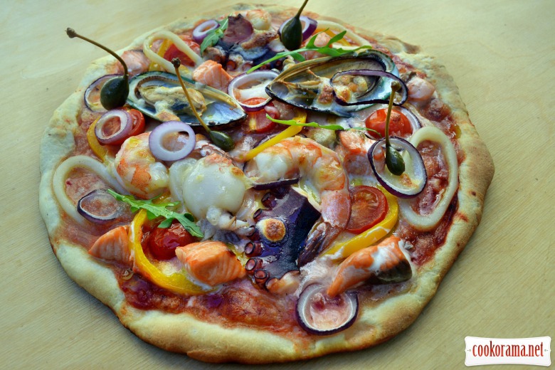 Пицца с морепродуктами, приготовленная в угольном гриле