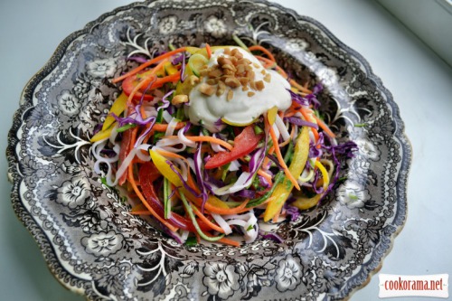 Салат из сезонных овощей, рисовой лапши, с лёгкой заправкой
