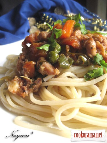 Спагеті з куркою і соусом чилі