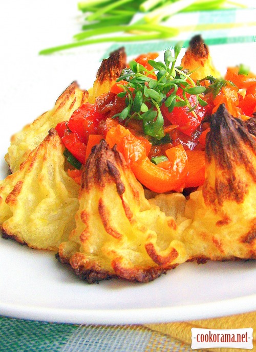 Stuffed champignons and potato rosettes