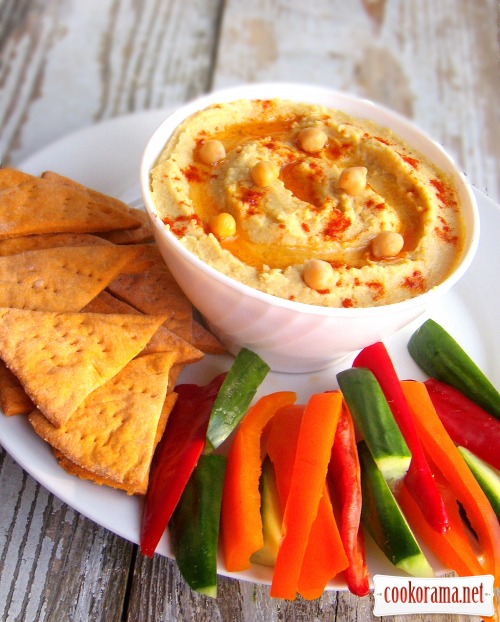 Hummus and lean crackers