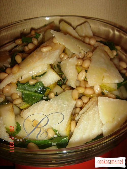 Грушевый салат с цикорием, кедровыми орешками и сыром Пармезан