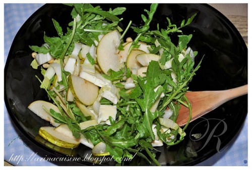 Грушевий салат з цикорієм, кедровими горішками і сиром Пармезан