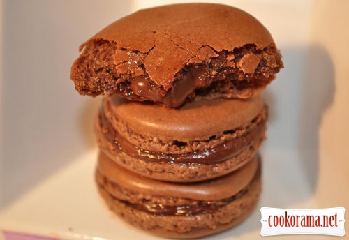 Chocolate macarons