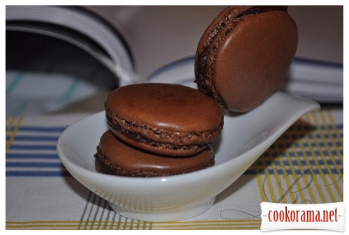 Chocolate macarons