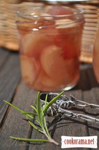 Peach-rosemary jam with almonds