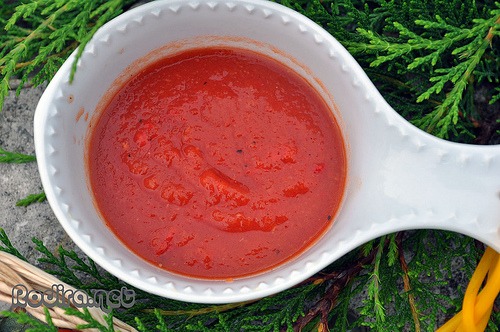 Tomato sauce. Almost ketchup