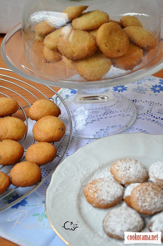 Almond cookies with lime peel