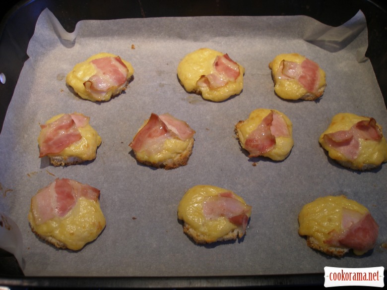 Cheese toasts with bacon