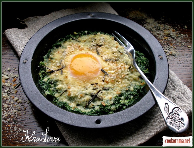 Fried eggs with spinach and rosemary croutons