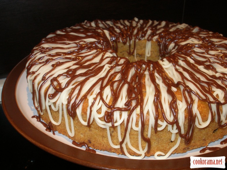 Apple-nut pie with curd with praline glaze