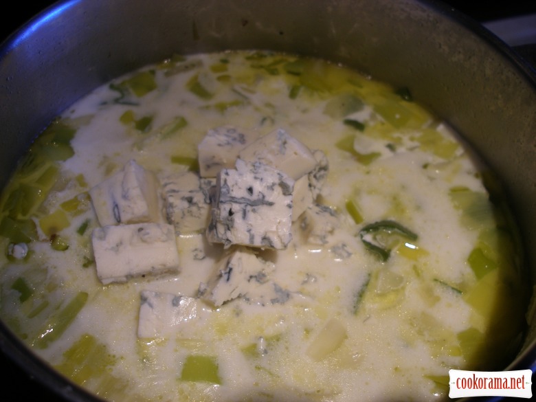 Цибулевий суп-пюре із блакитним сиром