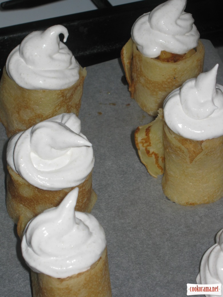 Pancake cakes with apples and meringues