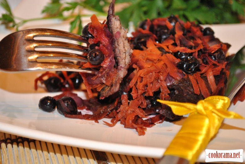 Veal baked with currants and vegetables