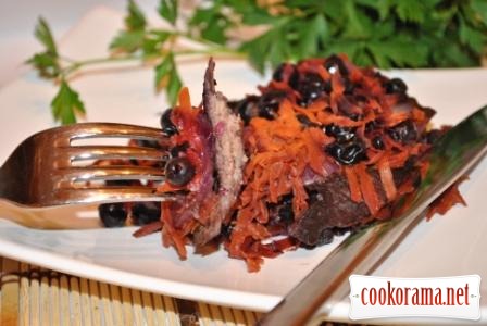 Veal baked with currants and vegetables