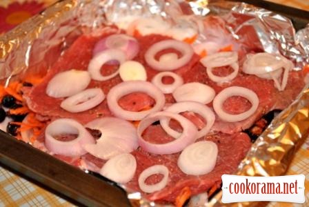 Veal baked with currants and vegetables