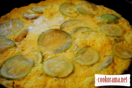 Omelette with courgettes and garlic