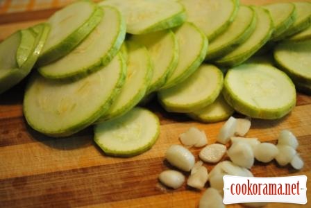 Omelette with courgettes and garlic