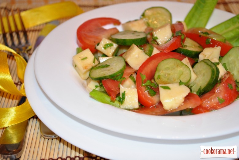 Овочевий салат з моцарелою