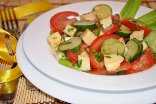 Овочевий салат з моцарелою
