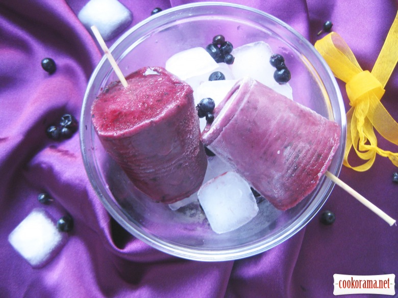 Blueberry-yoghurt ice cream