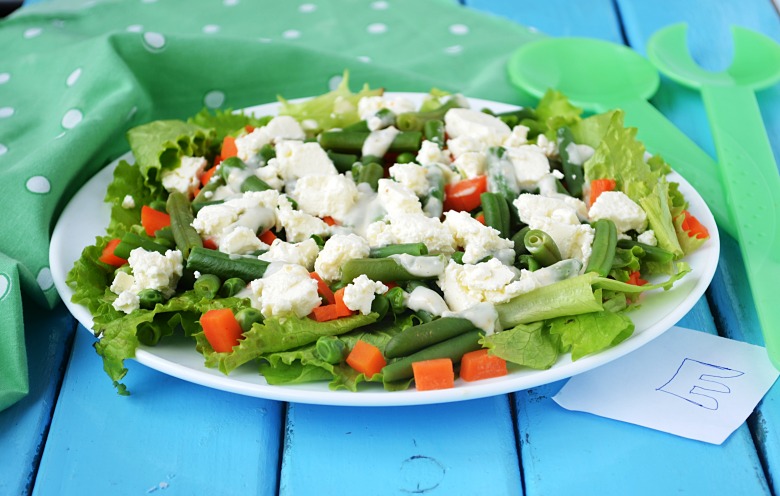 Salad with green beans, peas and feta