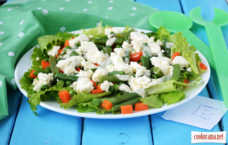 Salad with green beans, peas and feta