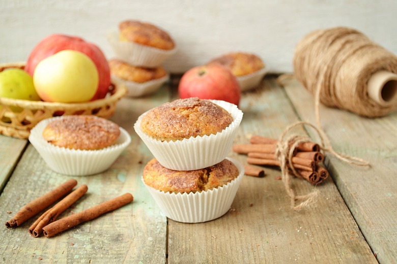 Apple muffins with cinnamon and halva