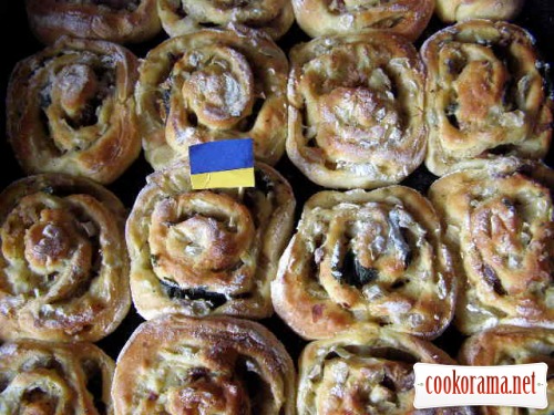 Onion rolls with brisket in nettle