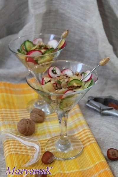 Салат-коктейль з фундука, картоплі та редису