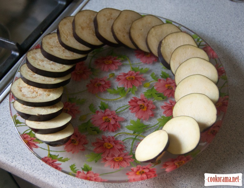 Spicy eggplants with carrots