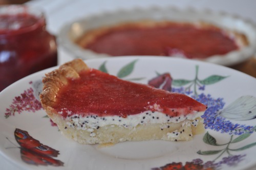 Cheesecake with jam and poppy seeds